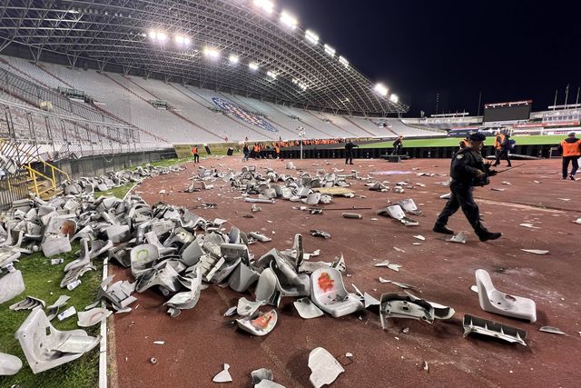 Invasão de campo, feridos e detenções: caos no Hadjuk-D. Zagreb (vídeo)