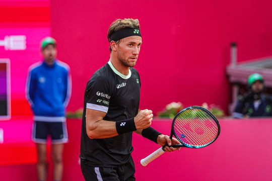 Estoril Open: campeão em título arrasa rumo aos 'quartos'