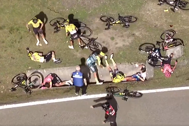 Vídeo: Vingegaard, Roglic e Evenepoel envolvidos em grave queda