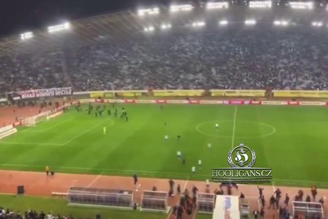 Adeptos do Hadjuk Split invadem o relvado