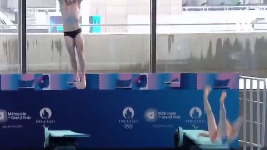 Ooops! Saltador cai na piscina na inauguração do centro aquático dos Jogos Olímpicos (vídeo)