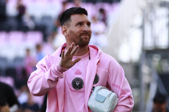 Sem jogar, Messi foi ao balneário confrontar árbitro e treinador adversário