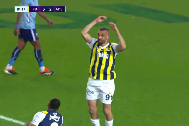 Vídeo: marcou e festejou 'à Ronaldo'... Quatro vezes seguidas