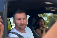 Messi pára o carro para tirar fotografia com adeptos