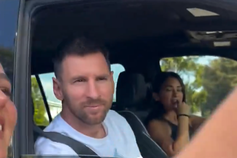 Messi pára o carro para tirar fotografia com adeptos
