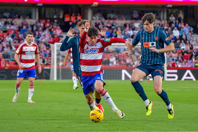 Golo português dá vitória ao Valência em Granada