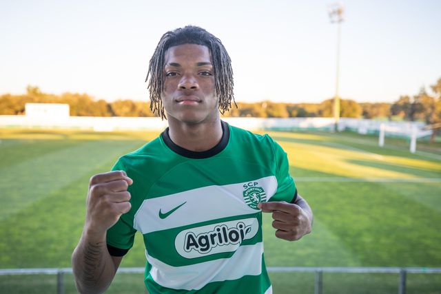 Sporting: Daniel Costa assina contrato profissional