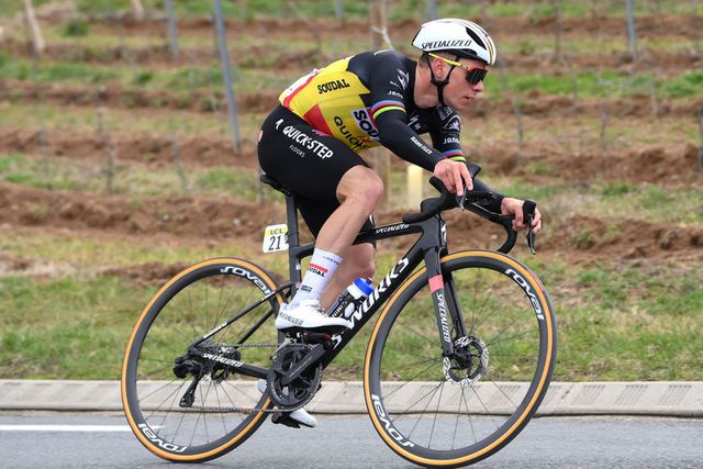 Evenepoel também fraturou clavícula e omoplata no País Basco