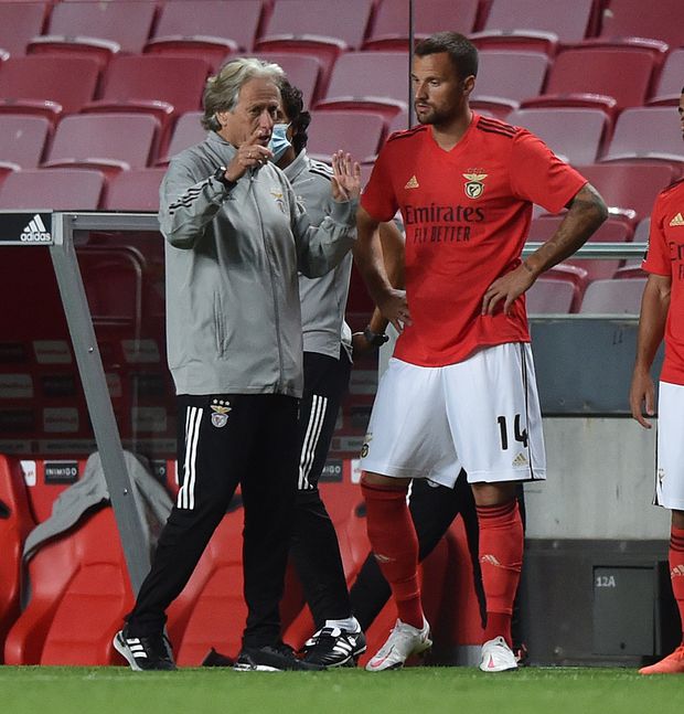 Haris Seferovic com Jorge Jesus num jogo entre Benfica e Moreirense, em setembro de 2020