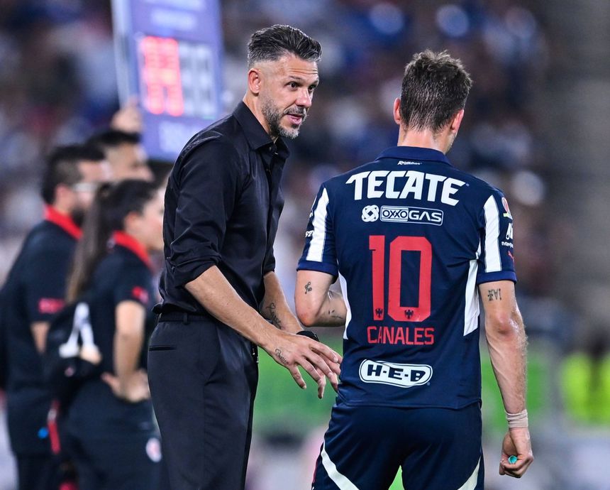 Demichelis e Sergio Canales conversam durante um jogo (IMAGO)