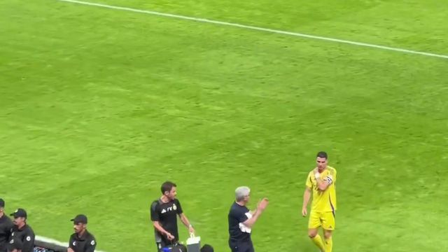 Cristiano Ronaldo aplaudido pelos adeptos do Al Hilal