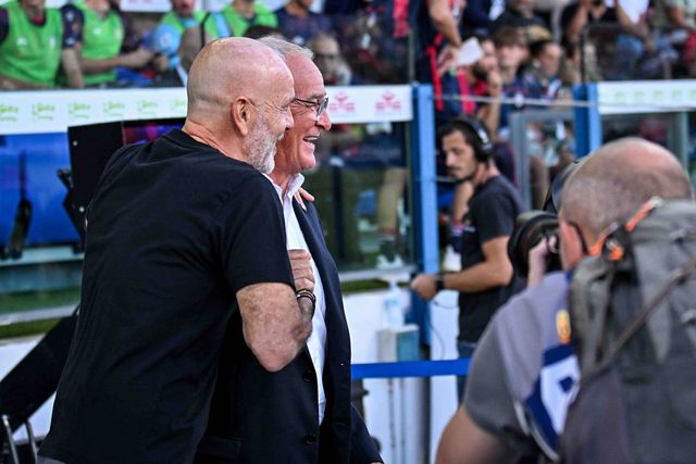 Sorrisos entre Ranieri e Pioli enquanto treinadores de Cagliari e Milan em 2023