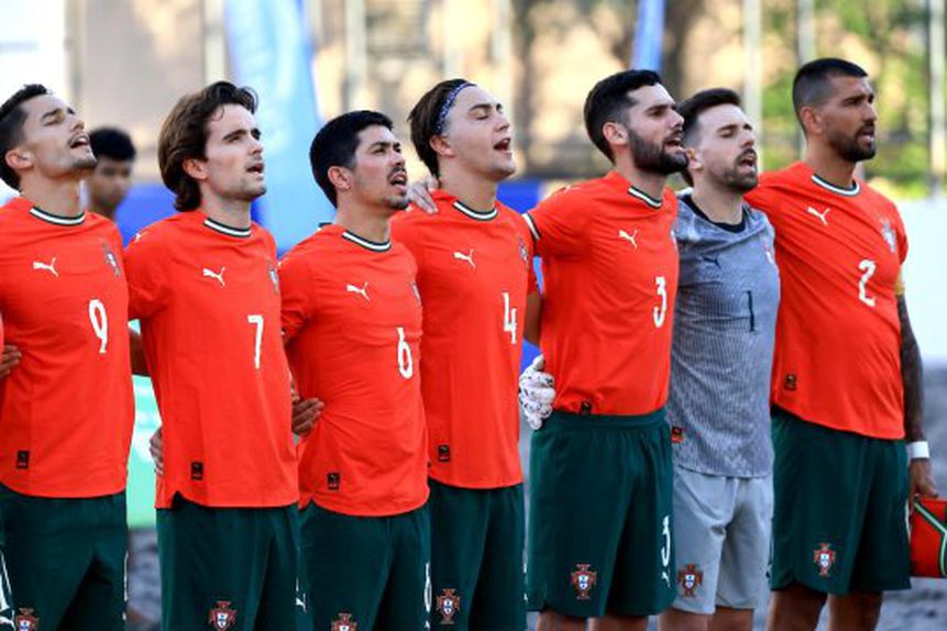 Jogadores portugueses de Futebol de Praia a cantarem o hino nacional