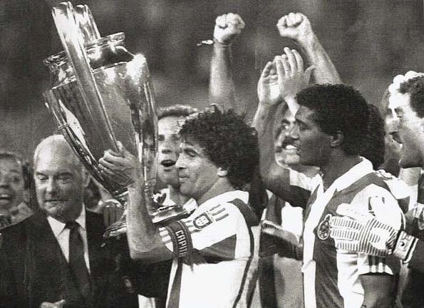 João Pinto, capitão do FC Porto, com o troféu da Taça dos Campeões Europeus conquistada em 1987