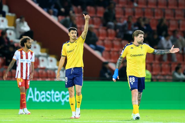 André Lacximicant apontou um 'hat trick' (o primeiro da sua carreira profissional) e foi o herói da vitória do Estoril no terreno do Aves SAD, na partida de abertura da 28.ª jornada da Liga