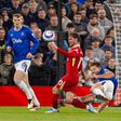 O momento em que James Tarkowski atingiu Mac Allister no Liverpool-Everton