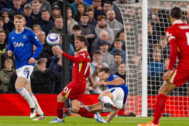 O momento em que James Tarkowski atingiu Mac Allister no Liverpool-Everton