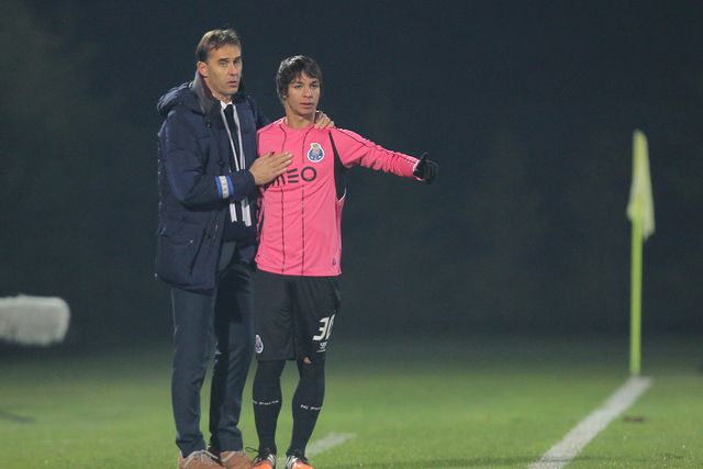 Julen Lopetegui a falar com Óliver Torres durante um jogo do FC Porto