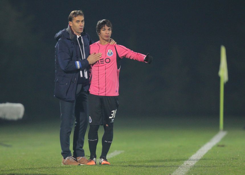 Julen Lopetegui a falar com Óliver Torres durante um jogo do FC Porto