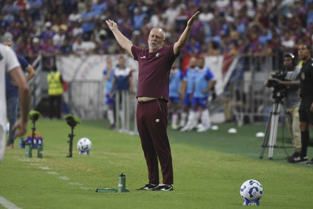 Mano Menezes, despedido no Fluminente após 90 minutos de Brasileirão 2025, ou seja, após a primeira jornada, ergue os braços aos céus