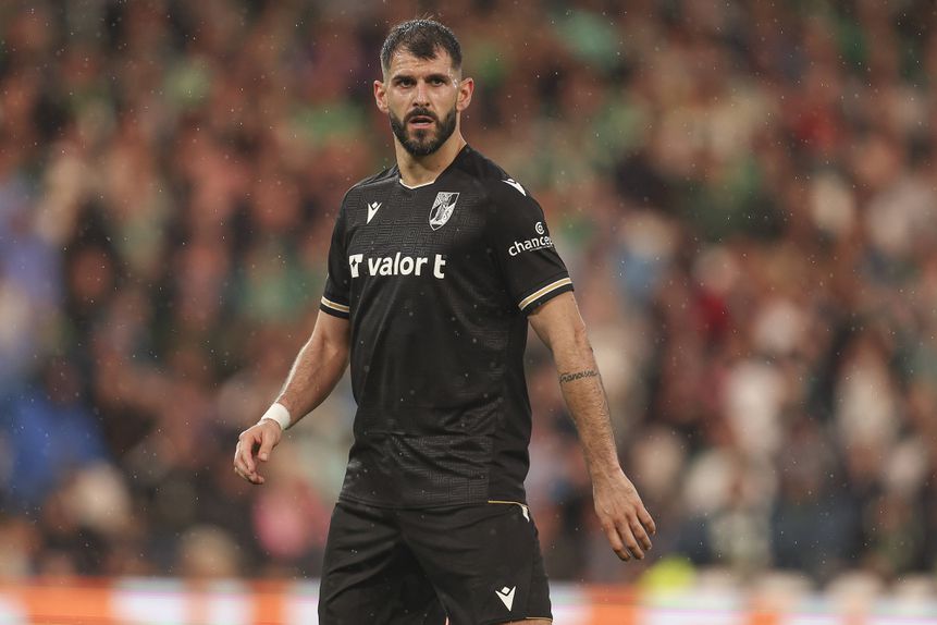 Nélson Oliveira, do V. Guimarães, que nesta noite de sábado, 5 de abril, defronta o Santa Clara, com ar perplexo após mais um lance dos vitorianos