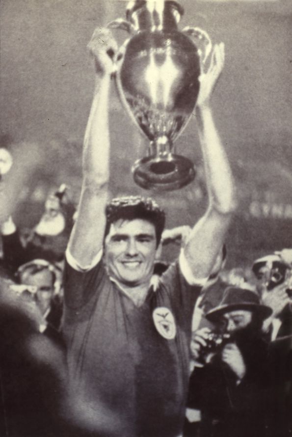 José Águas com o troféu da conquista da Taça dos Campeões Europeus de 1960/61