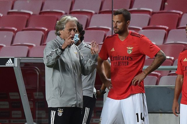 Haris Seferovic com Jorge Jesus num jogo entre Benfica e Moreirense, em setembro de 2020