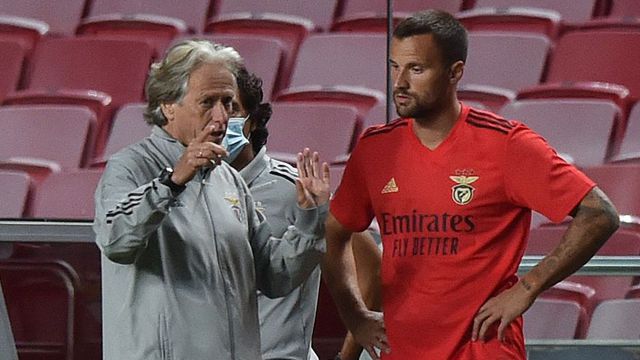 Haris Seferovic com Jorge Jesus num jogo entre Benfica e Moreirense, em setembro de 2020