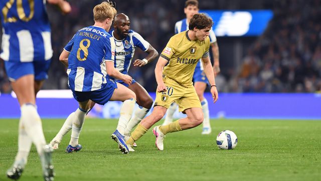 Gustavo Sá foi uma das figuras do Famalicão no Dragão, aqui em luta com Froholdt e Fofana: FOTO - Kapta+/Rogério Ferreira