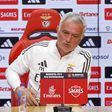 Esquerda ou direita? Mourinho baralha-se a falar dos laterais do Benfica