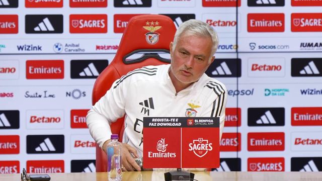 Esquerda ou direita? Mourinho baralha-se a falar dos laterais do Benfica