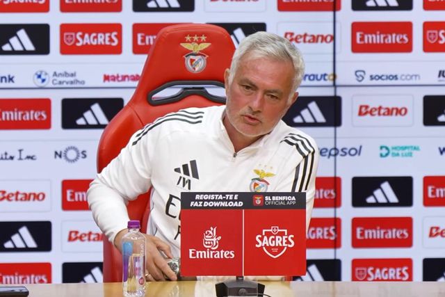 Esquerda ou direita? Mourinho baralha-se a falar dos laterais do Benfica