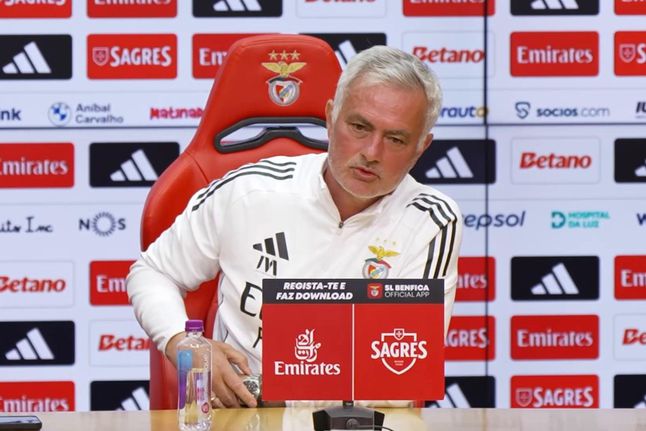 Esquerda ou direita? Mourinho baralha-se a falar dos laterais do Benfica