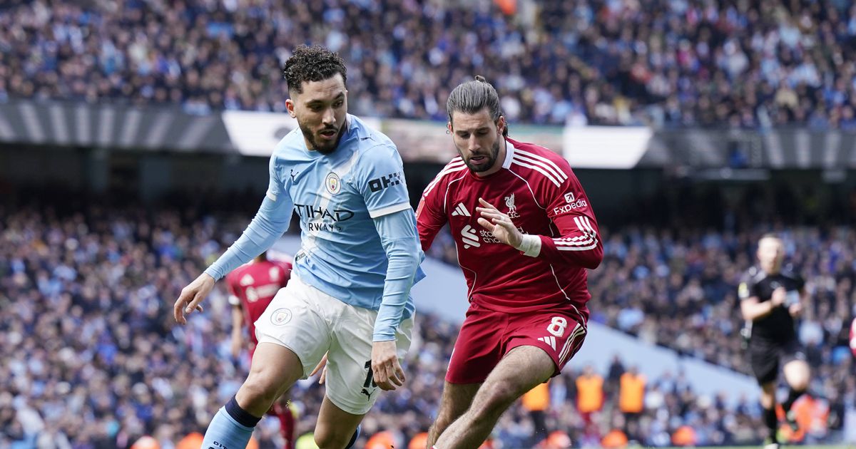 Cherki veste camisola do Liverpool antes do apito final... e é logo repreendido