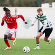 Jaden Umeh controla o esférico no dérbi da primeira volta - Foto: SL Benfica