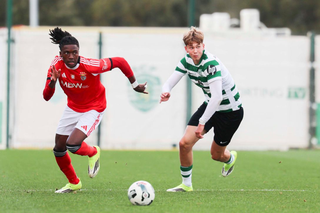 Jaden Umeh controla o esférico no dérbi da primeira volta - Foto: SL Benfica