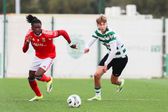 Jaden Umeh controla o esférico no dérbi da primeira volta - Foto: SL Benfica