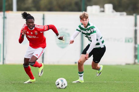Jaden Umeh controla o esférico no dérbi da primeira volta - Foto: SL Benfica
