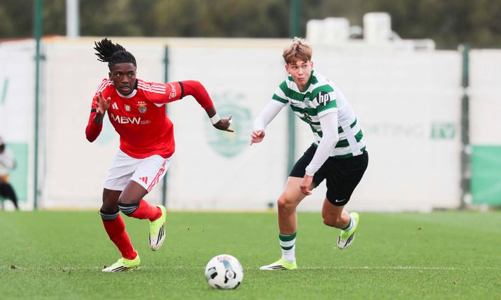 Jaden Umeh controla o esférico no dérbi da primeira volta - Foto: SL Benfica