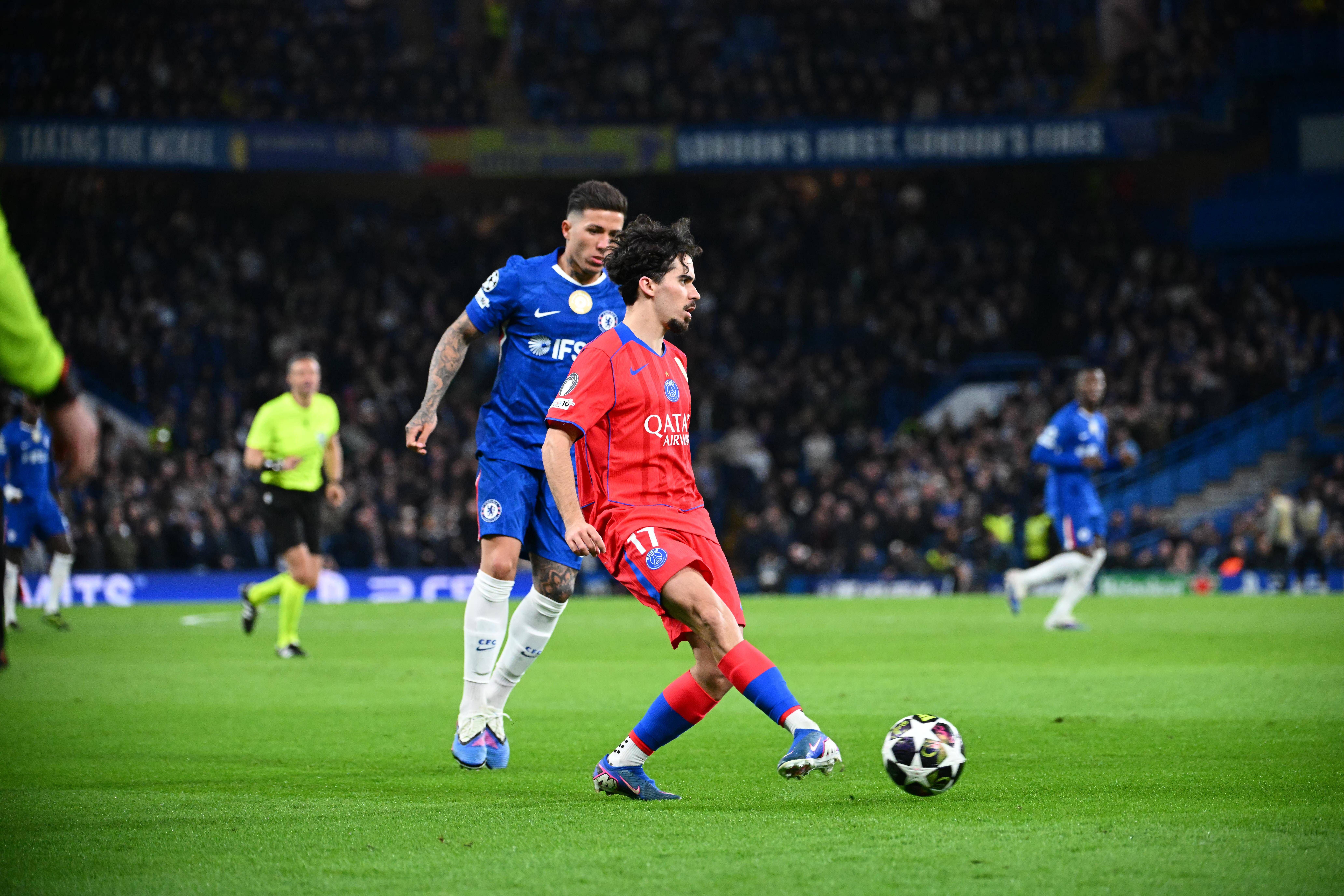 Enzo Fernández e Vitinha em ação no duelo entre Chelsea e PSG para a Champions