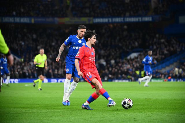 Enzo Fernández e Vitinha em ação no duelo entre Chelsea e PSG para a Champions