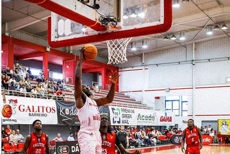 Rasaq Yussuf foi o melhor marcador do encontro com 23 pontos -      Foto: SL Benfica