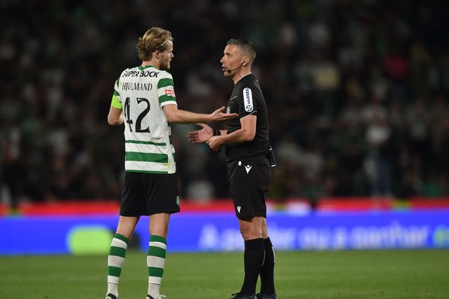 André Narciso explica uma decisão a Morten Hjulmand (Foto Miguel Nunes)