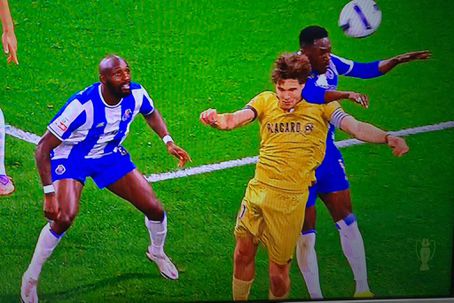 Penálti a favorecer o Famalicão diante do FC Porto? Pedro Henriques explica tudo