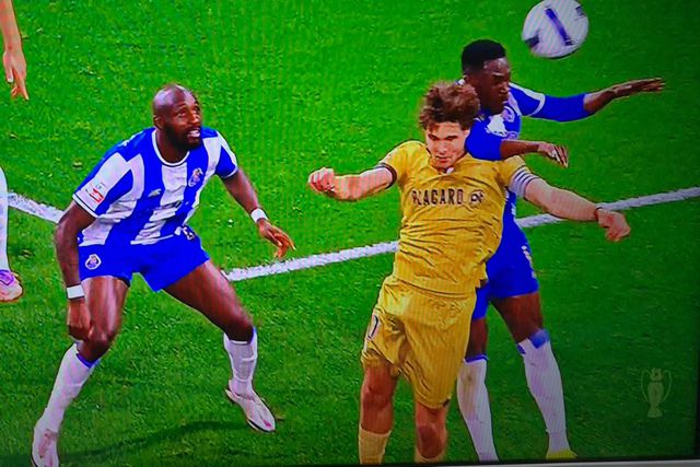 Penálti a favorecer o Famalicão diante do FC Porto? Pedro Henriques explica tudo