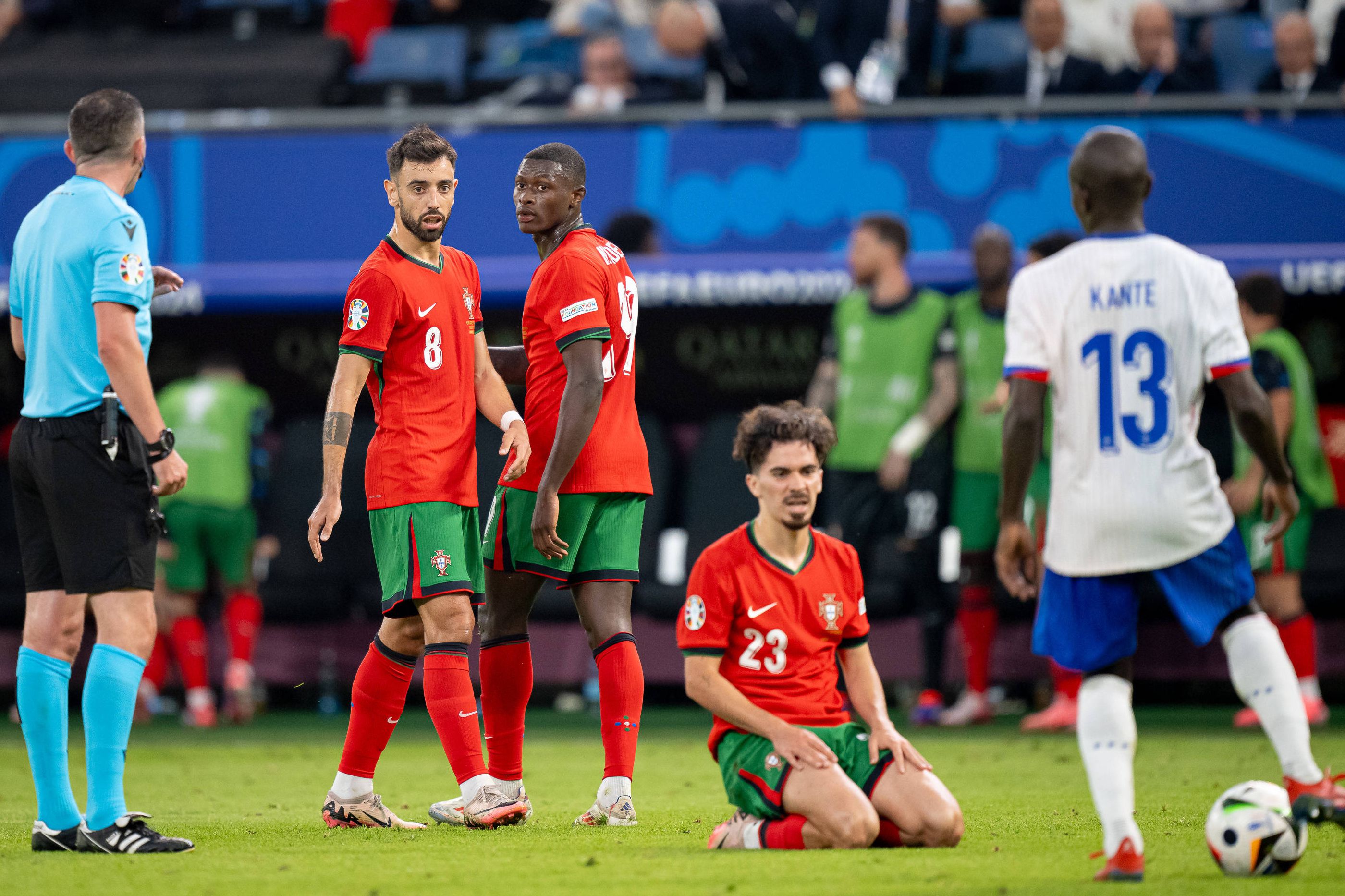 Ouvir jogadores como Bruno Fernandes, Vitinha, Rúben Dias ou Cancelo não só valoriza o futebol português como cria uma ponte entre ídolos e fãs — Foto: IMAGO