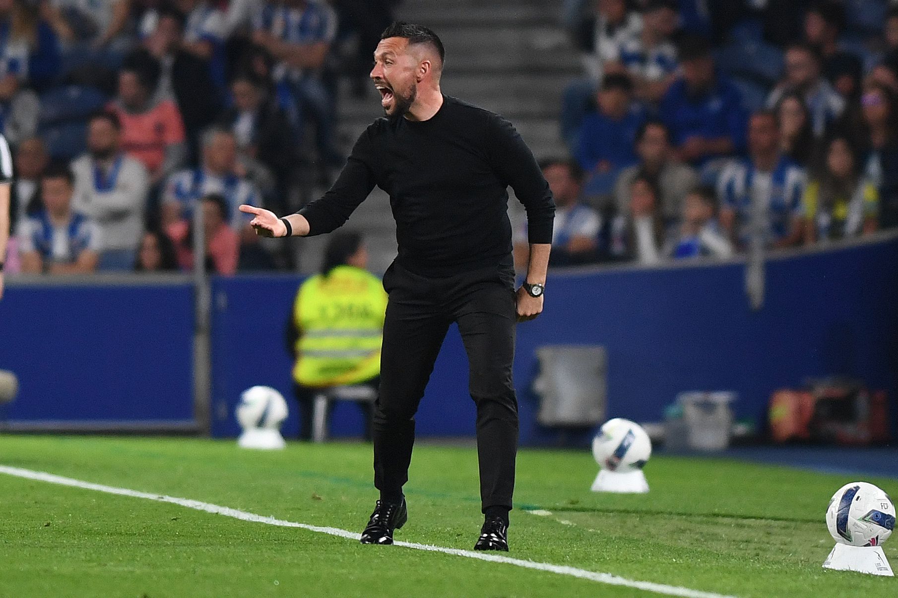 Farioli voltou a apontar à arbitragem e aos rivais, nomeadamente o Sporting - Foto: RODRIGO FERREIRA