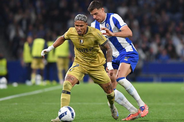 Camisola 7 do emblema de Vila Nova realizou uma excelente exibição no anfiteatro portista — Foto: Rogério Ferreira/Kapta+