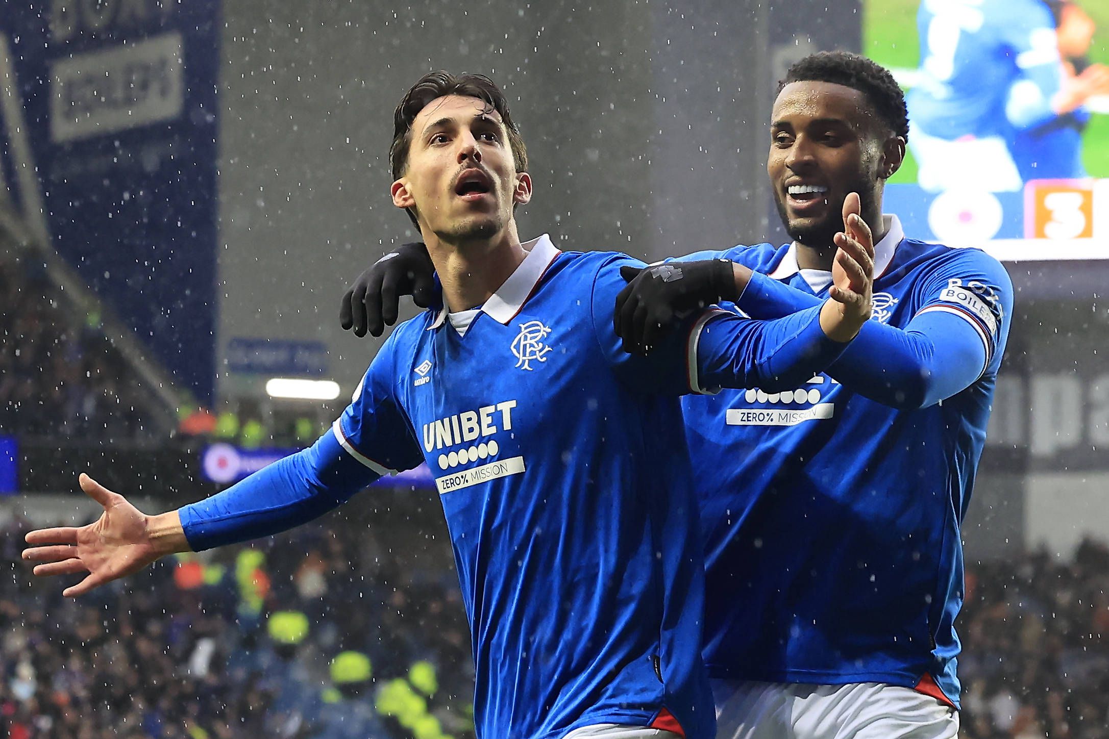 Bojan Miovski assistido por Youssef Chermiti para o 4-2 do Rangers