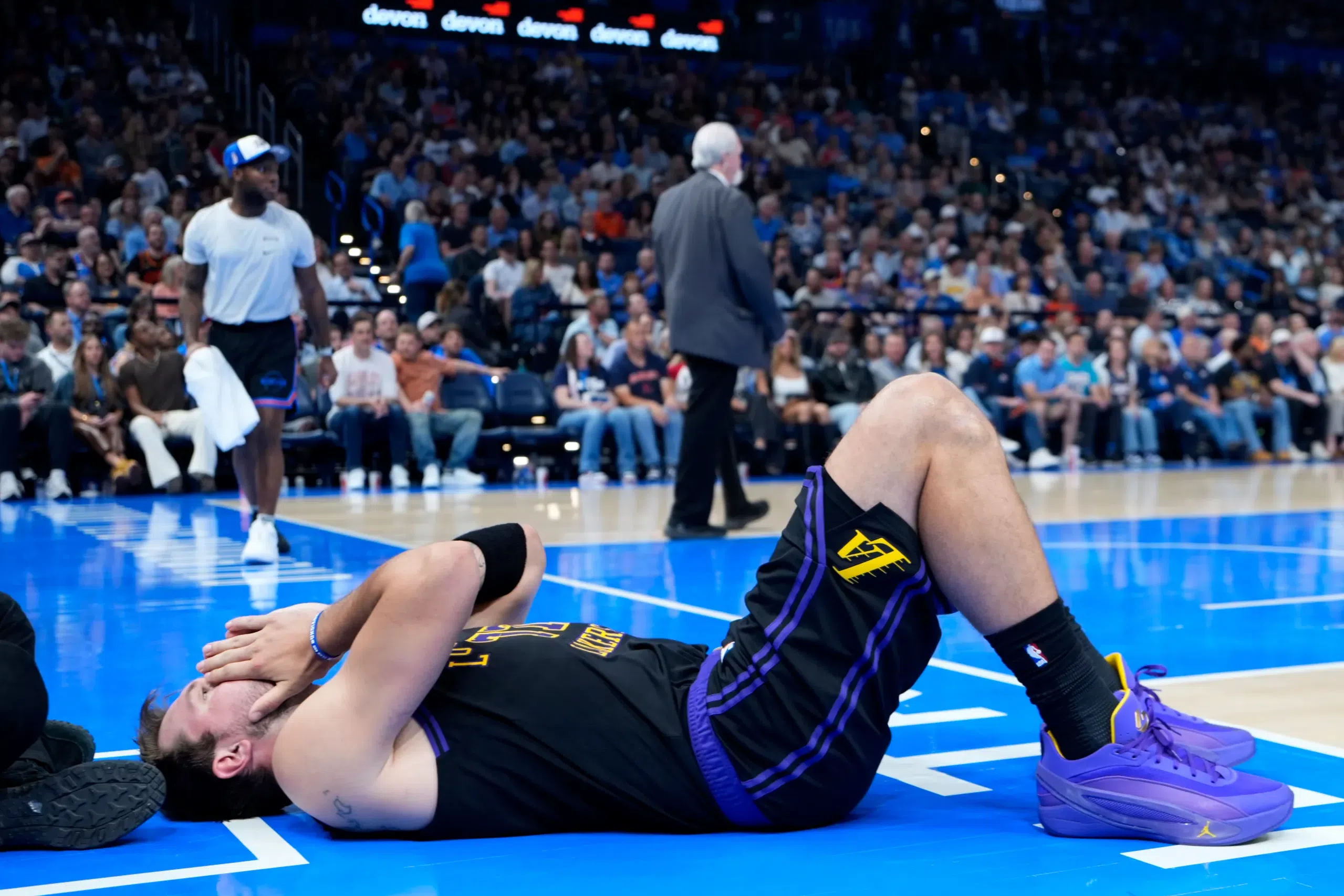 Base esloveno dos Lakers após se ter lesionado contra os Thunder